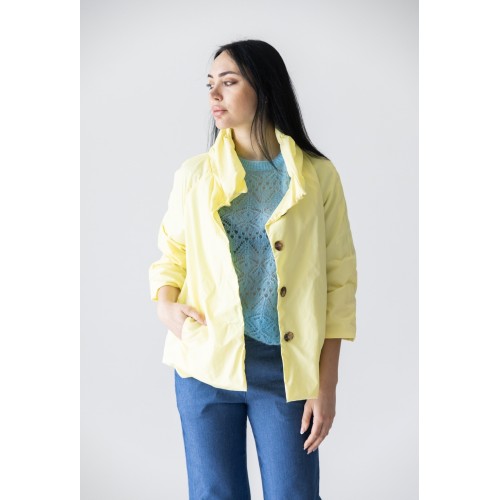 Impermeabile giallo con bottoni