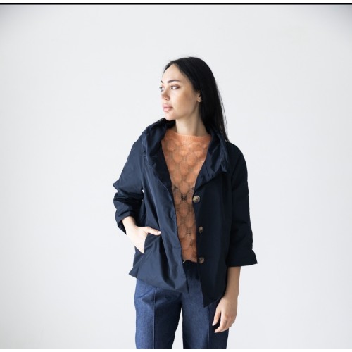 Impermeabile blu con bottoni