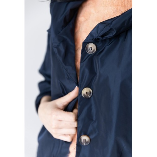 Impermeabile blu con bottoni