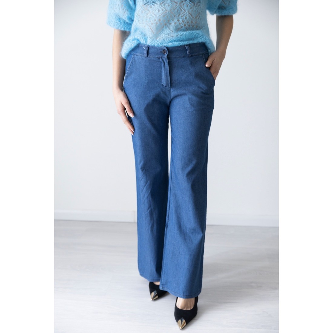 Jeans largo con bottone